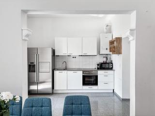Group-Friendly 3BR I Near Metro and Main Station - 0