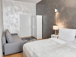 Group-Friendly 3BR I Near Metro and Main Station - 7