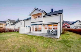 Private 50m2 guest floor with fjord view, balcony & private bath - 9