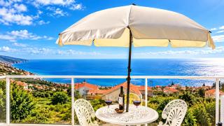Casa Santana with Ocean Views, Parking & WiFi - 5