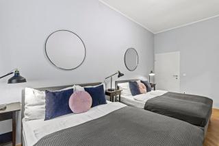 Modern 1BR I 2 Queen Beds I Near Center - 1