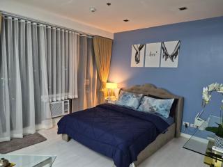 Cozy Apartment with Private Balcony Stunning Skyline, River & Mountain Views, FREE ACCESS to Infinity Pool, Lap Pool, Sunbathing, Sauna & Mall - 0