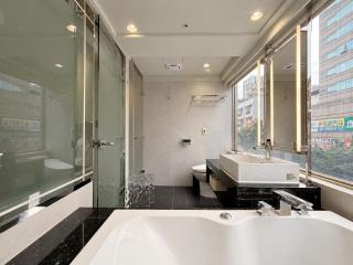 V-one Vogue Hotel - 3