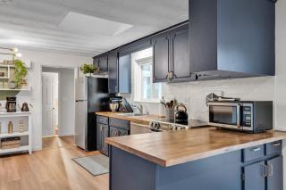 Spacious Poolside Boston Stay Sleeps 8 Pet Friendly - Framingham - 8