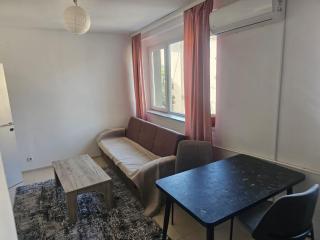 Central Flat - 30m from Square & Rektorati - 2