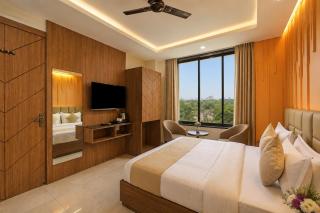 Smart Plaza - Near Delhi Airport - 1