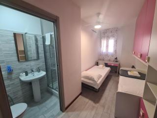 Bologna Vibes - 6 Rooms with Baths - Self Check in - 10 Guests - 5