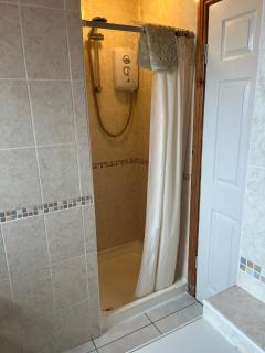 3-Bed House Sleeps 6 with Garden and Parking - 3