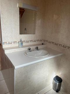 3-Bed House Sleeps 6 with Garden and Parking - 1