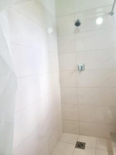 A Room w Private Bathroom in St James - 1