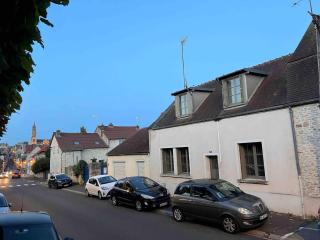 32-La Place To Be - 9