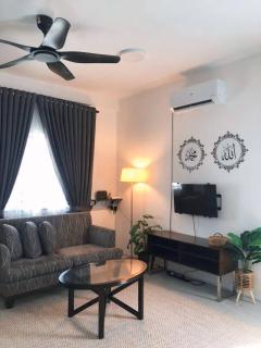 Arowana Homestay - 0
