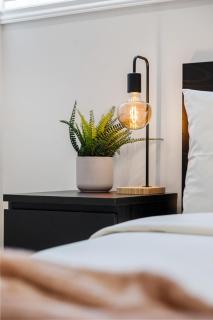 Laval Comfort King Bed free Parking Sleeps 6 - 8