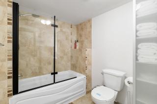 Laval Comfort King Bed free Parking Sleeps 6 - 7