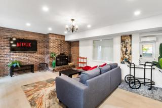 Laval Comfort King Bed free Parking Sleeps 6 - 5