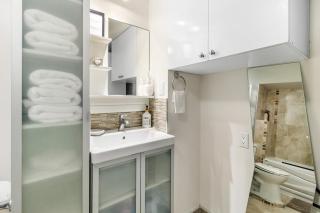 Laval Comfort King Bed free Parking Sleeps 6 - 4