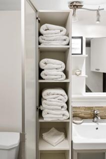 Laval Comfort King Bed free Parking Sleeps 6 - 2