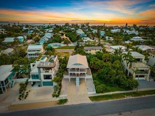 Waves - Heated Pool -Steps to Beach -Golf Cart - Putting Green - 8