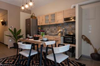 Elenis stylish studio with wooden design - 8