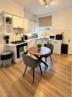 3 Bed Near Coventry Arena, Contractor & Family Accommodation - 1