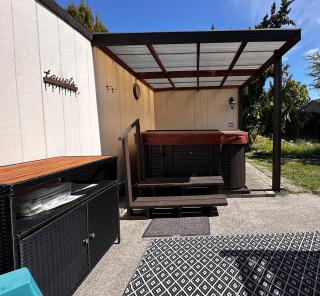 HOT TUB! King Bed-Firepitt-Near Airport& Freeway - 8