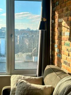 Cozy 1BR Condo with Free Underground Parking - 4