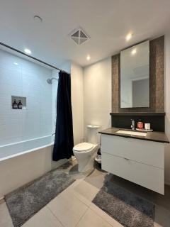 Cozy 1BR Condo with Free Underground Parking - 1