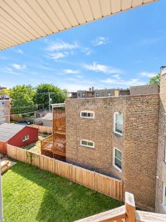 Cozy 1BR, 1BA in Rogers Park WiFi & Parking - 2