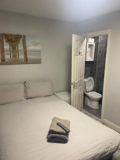 Ensuite Room in Woolwich - 4