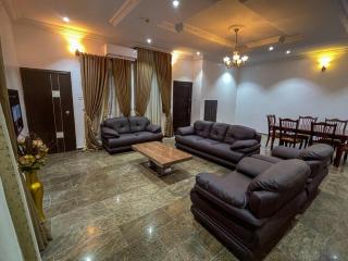 Rexima Suites, Peaceful 3BD Haven - 0