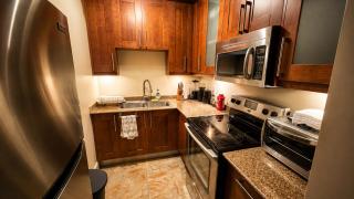 Cozy 1-Bedroom Studio at One Woodbrook Place - 6