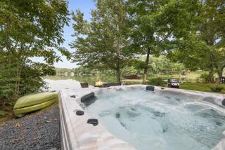 Lakefront Haven Modern Cottage - 1