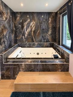 Suite XXL Lit 220 cm avec Balnéo Sauna & Jardin privé - 4