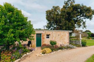 Country Cottage Escape Cellar Door Bath - 9