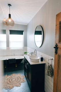 Country Cottage Escape Cellar Door Bath - 4