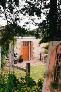 Couples Cottage Escape Cellar Door Bath - 8