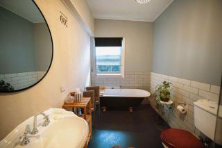 Couples Cottage Escape Cellar Door Bath - 6