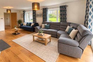 Luxury 4BR 3Bath Villa With Games Room and Garden - 2