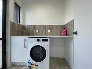 Charming 2BR House by Westfield with Free Parking - 4