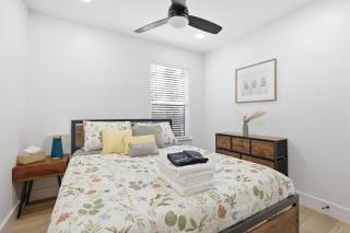 Modern ATX Social House - 9