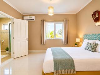 The Opal Villa - 2 mins from Beach Front - 9