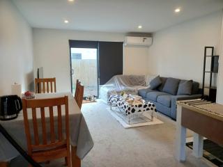 WEST HomeStay - Hornby Central - 7