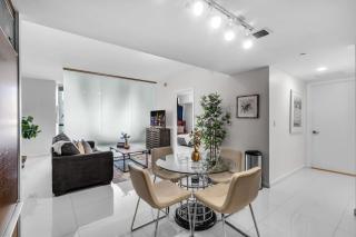 Luxury 1BR plus Den with Bay and Pool Views - 0