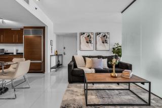 Luxury 1BR plus Den with Bay and Pool Views - 8