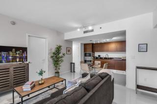 Luxury 1BR plus Den with Bay and Pool Views - 4