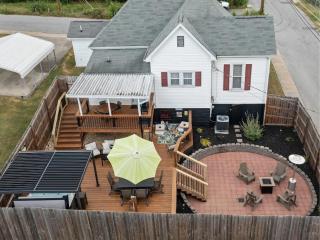 State Street Retreat w Hot Tub, Firepit, Dogs OK - 9