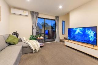 Modern 3BR Retreat - Private Patio - Sleeps 6 - 5