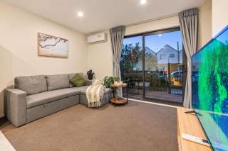 Modern 3BR Retreat - Private Patio - Sleeps 6 - 2