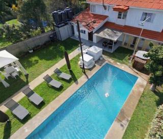 Casa 5 dormitorios 4 baños, tinaja, piscina, quincho y AC en pleno centro - Olmué - 0