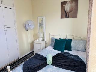 Private Double Room Near Birmingham Airport & NEC with Free Parking - 9